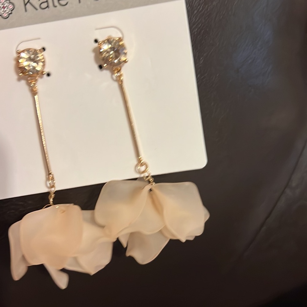 Kate Park Cream Dangling Floral Earrings